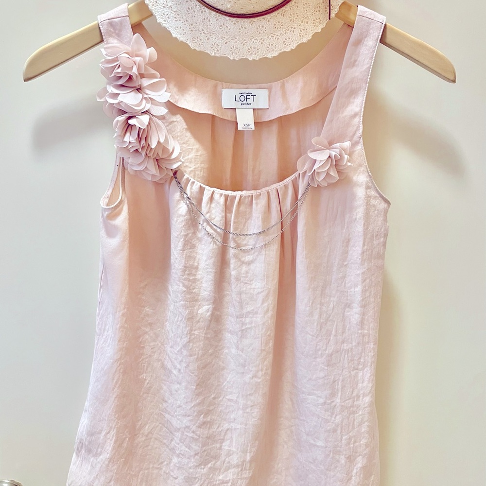 Ann Taylor LOFT - Vintage Inspired Light Rose Pedal Top. 🌸